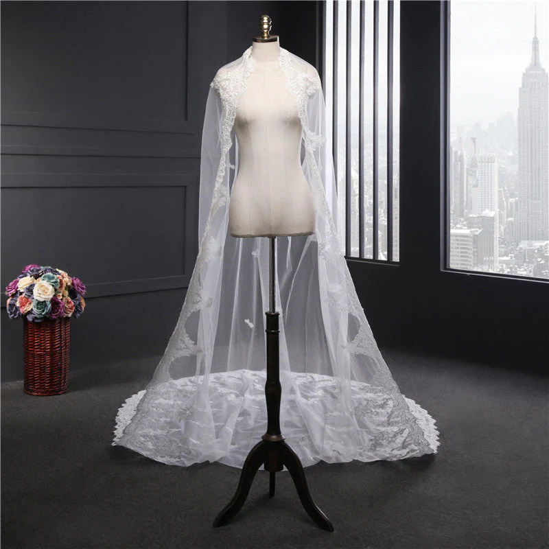 One-tier Luxurious Wedding Veil with Appliques - Image 3