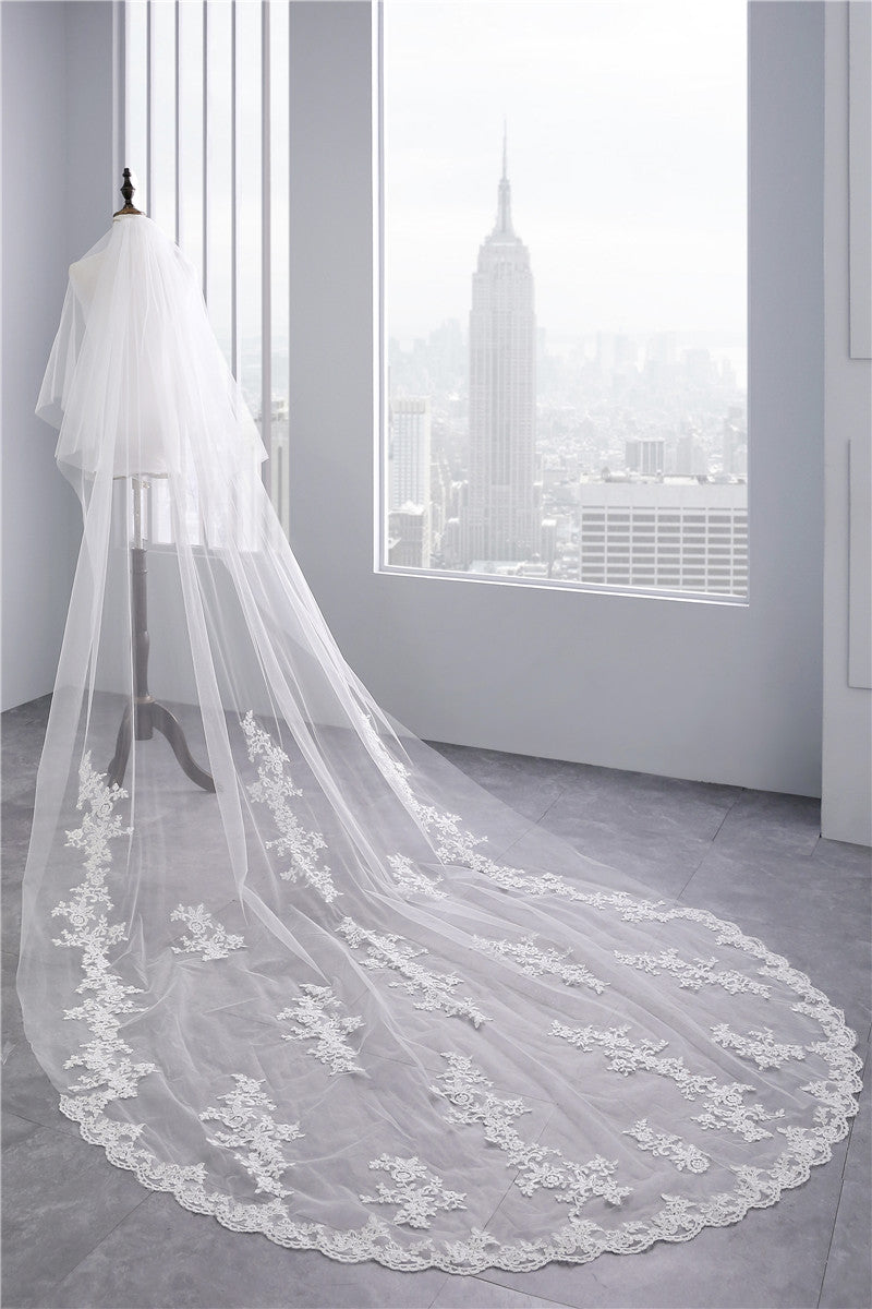 Two-tier Stylish Wedding Veil with Appliques - 画像 (2)
