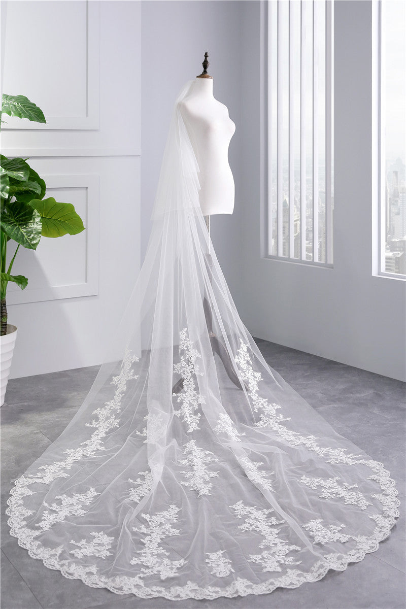 Two-tier Stylish Wedding Veil with Appliques - 画像 (3)