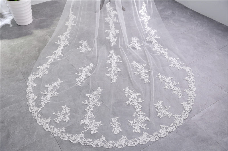 Two-tier Stylish Wedding Veil with Appliques - 画像 (4)