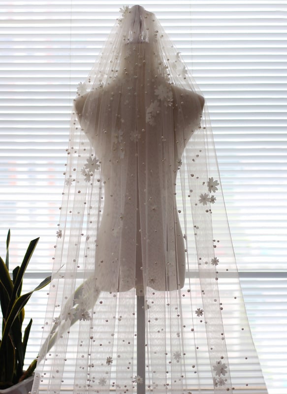 One-tier Cut Edge Cathedral Wedding Veils with Faux Pearl - Image 3