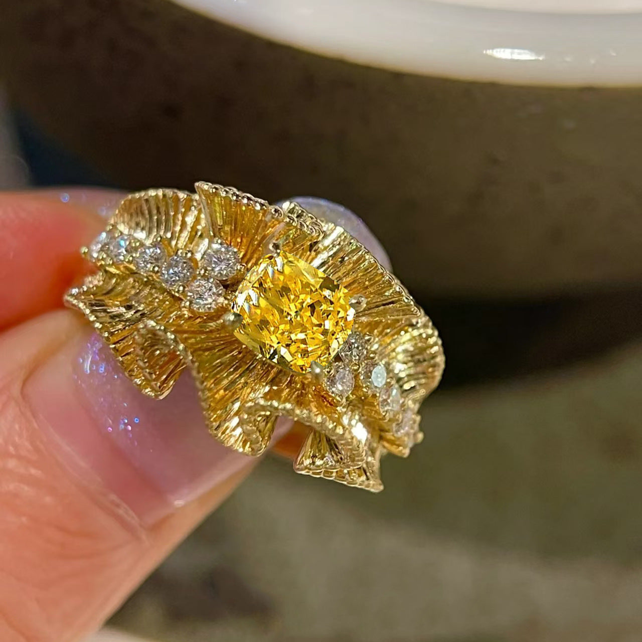 Vintage Yellow Diamond Lace Frill Wrought Gold Women's Ring - Image 4